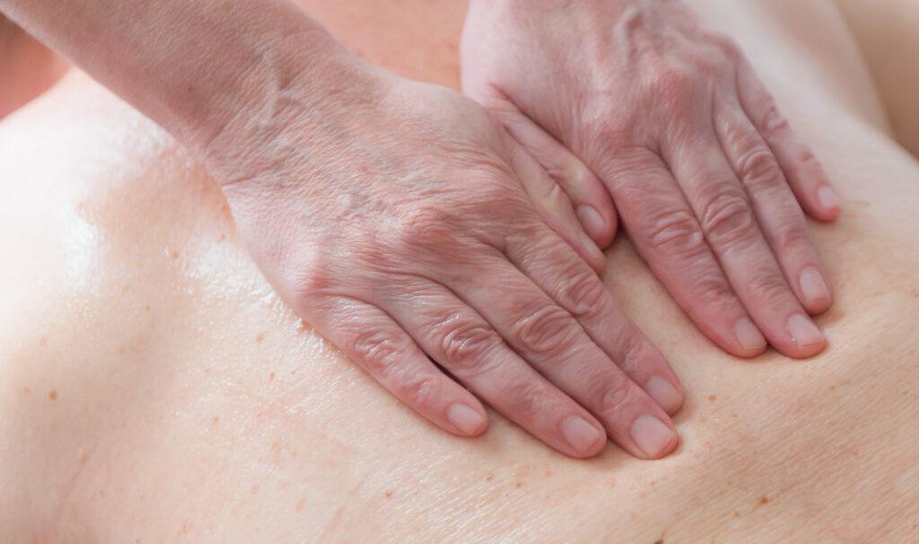 Anneke Slijfer Massage - Een close-up van een rugmassage