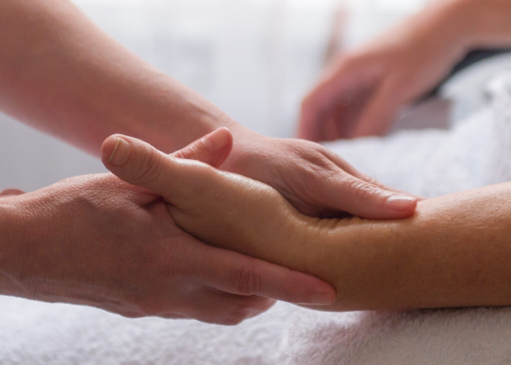 Anneke Slijfer Massage - Close up van een handmassage