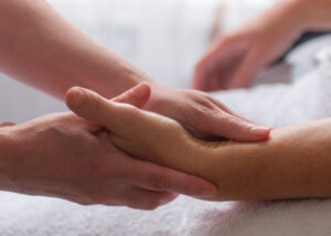 Anneke Slijfer Massage - Close up van een handmassage